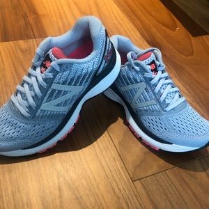 New Balance 860 Running Sneaker